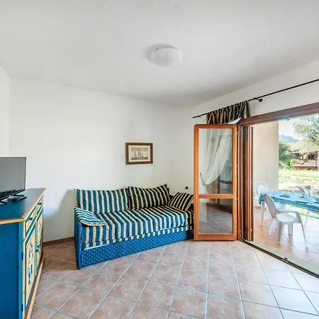 1 Bedroom Beautiful In Appartamento Golfo Aranci